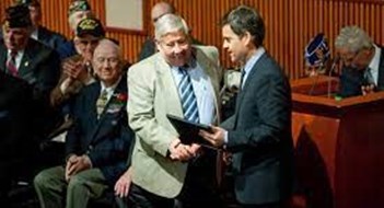 Mankoff (L) accepts his induction into the New York State Senate Veterans’ Hall of Fame from State Sen. Brad Hoylman in 2014. 