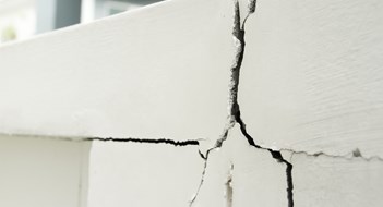 Home problem, building problem wall cracked need to repair hurry up