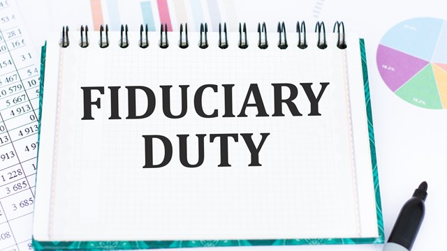 Text Fiduciary Duty on notepad in front of an office desk
